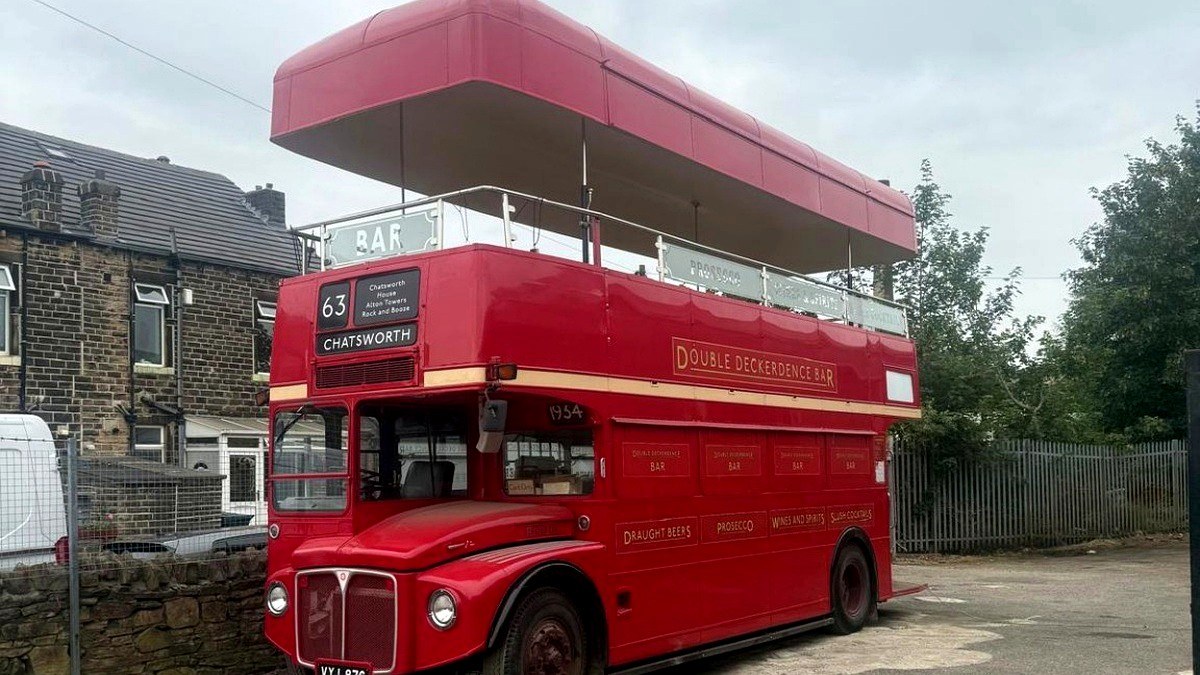 Double-decker mobile bar with the bespoke roof lifting system in its raised position