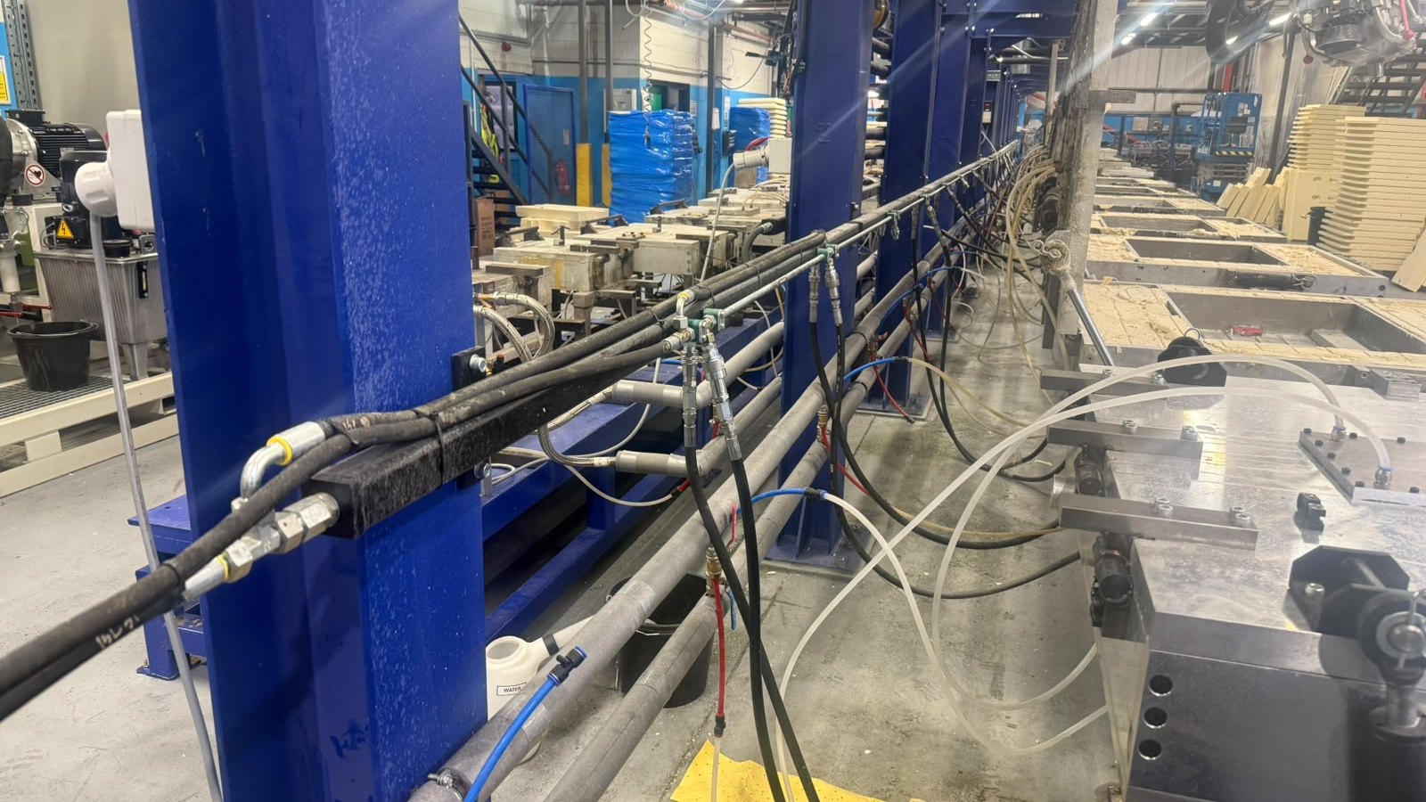 Hydraulic pipework and quick-release coupling system on a manufacturing machine